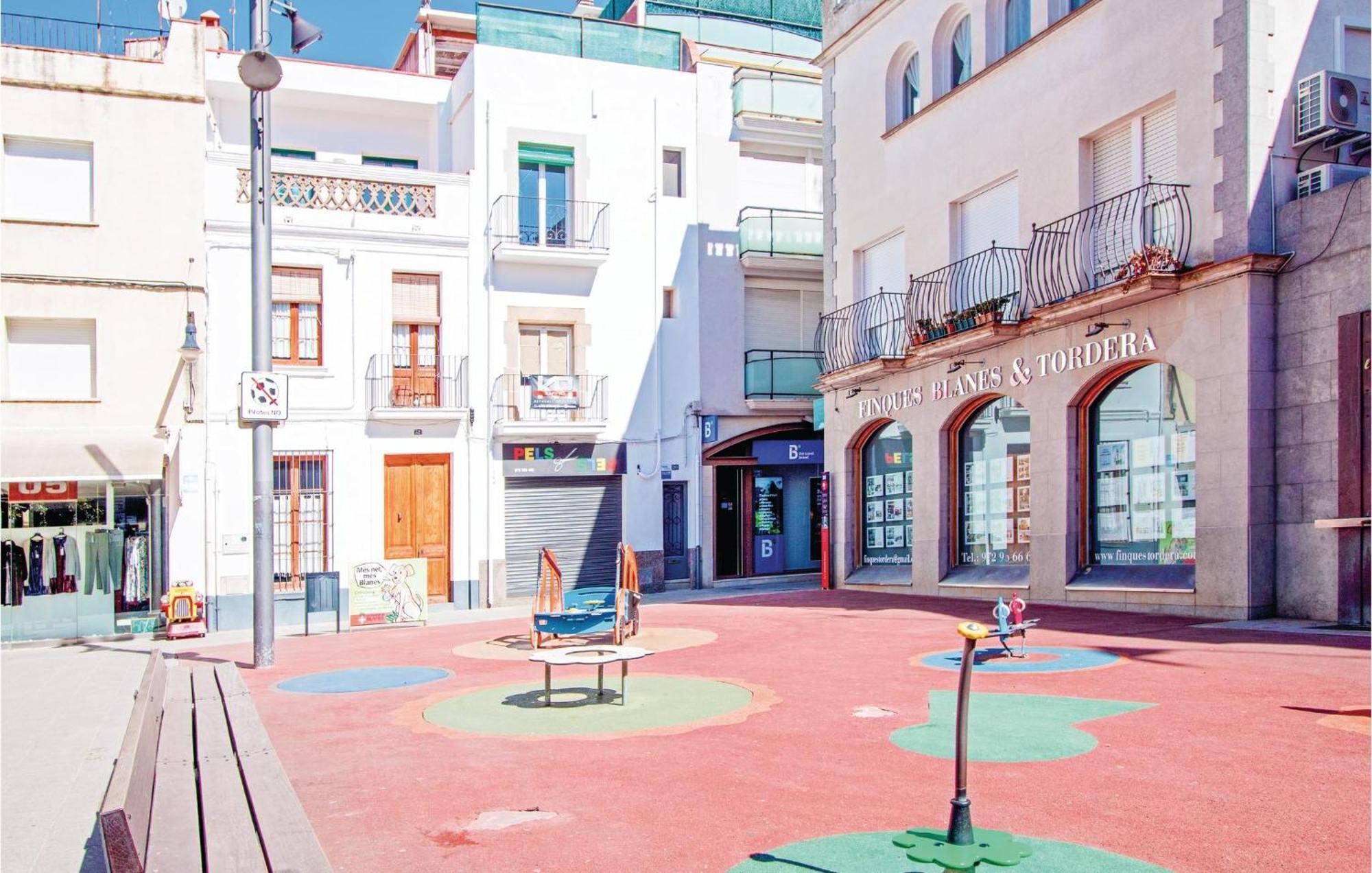 2 Bedroom Cozy Apartment In Blanes Exteriör bild